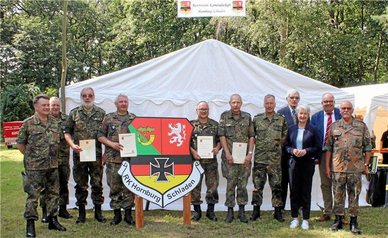 Hornburger Reservisten gedenken und feiern Die Geehrten und ihre Ehrengäste stellen sich vor dem Zelt der Reservistenkameradschaft Hornburg/Schladen zum Erinnerungsfoto auf. Foto: Hohaus