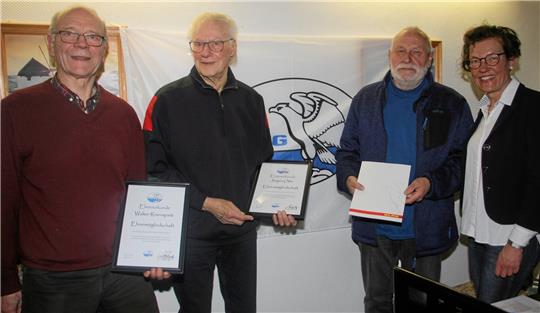 Die Geehrten (v.l.): Walter Rosenspieß, Jürgen Otte und Heinrich Horstmann mit der Vorsitzenden Cornelia Ehrhardt. Foto: Jenzora