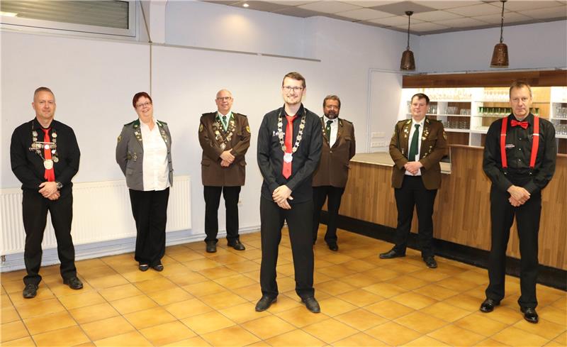 Die Geehrten (von links): Thomas Ebeling (30 Jahre), Christa Patz (40 Jahre), Thorsten Knoch (30 Jahre), Erik Woitaschek (1. Vorsitzender in der Mitte), Uwe Schmidt (50 Jahre), Thorsten Patz (30 Jahre) und Peter Richter (40 Jahre). Foto: Privat