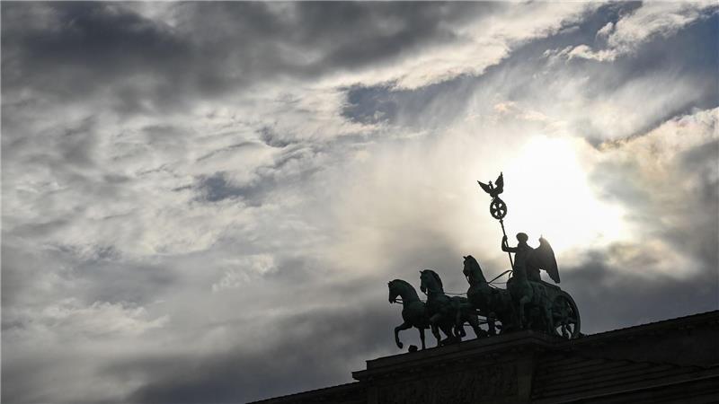 Die Gefühlslage der Nation ist nach Einschätzung des Psychologen Stephan Grünewald derzeit schwierig und stark von Verdrängung geprägt (Archivbild). 