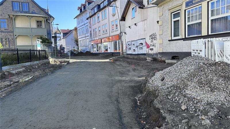 Die Gehsteige sind auf der kompletten Länge weggerissen. Die Bauarbeiten sollen (mindestens) bis Ende des Jahres dauern.