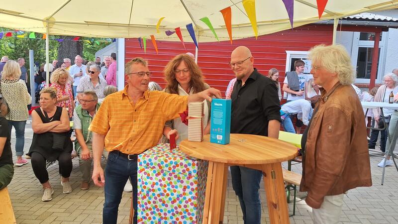 Die Geldspenden steckten die Gäste gleich in die Spendenbox – die Spendenaktion ist ein voller Erfolg.
