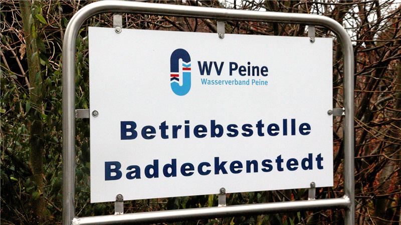 Wasserversorgung in Liebenburg: Wie die Gemeinde sich Hilfe holt Das Schild des Wasserverbands Peine an der Betriebsstelle Baddeckenstedt.