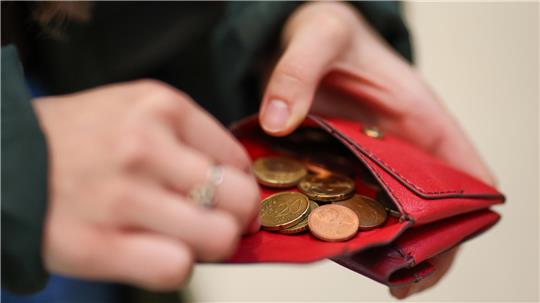 Die Gemeinde Schladen-Werla muss jetzt schon jeden Cent zweimal umdrehen. Nun soll ein Arbeitskreis herausfinden, wie und wo noch mehr gespart werden kann.