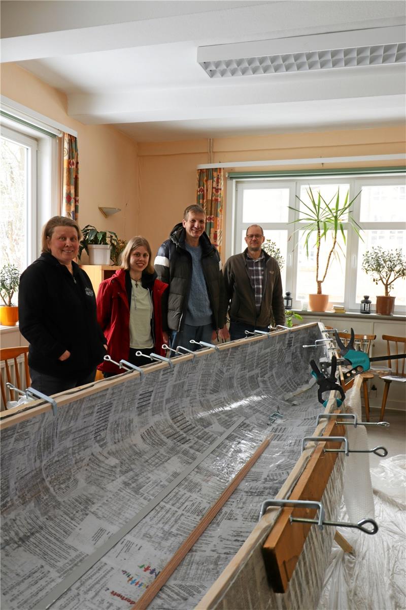 Kirche verkauft das Gielder Pfarrhaus Die Gemeindemitglieder Tanja Tetzlaff-Fischer und Marcel Fischer (ganz links und rechts) sind die neuen Besitzer des Pfarrhauses. Gemeinsam mit Pfarrer Frank Ahlgrim und Sarina Meinicke (Mitte) zeigen sie die nun von der Kirche angemieteten Räume.