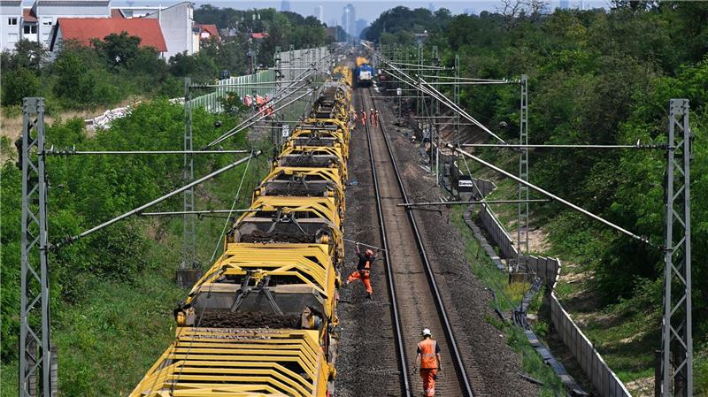 Bahn plant mit längerer Generalsanierung bis 2035 Die Generalsaneriung wichtiger Korridore startete im vergangenen Jahr auf der Riedbahn zwischen Frankfurt und Mannheim. (Archivbild)