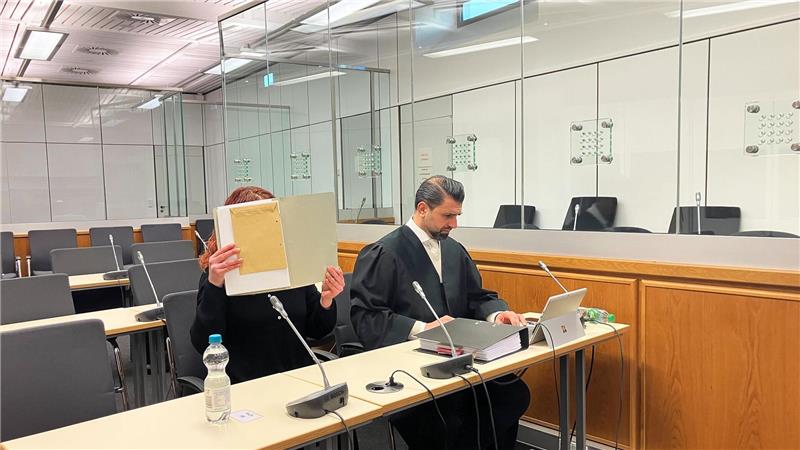 Die Generalstaatsanwaltschaft und Verteidiger Fuat Yalti beantragten einen Freispruch für die Angeklagte im „Reichsbürger“-Prozess. (Archivbild)