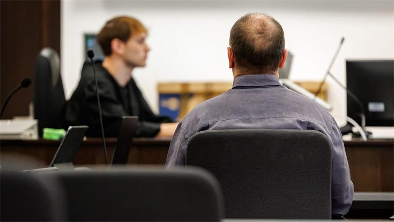 Livestream-Missbrauch eines Mädchens - Angeklagter gesteht Die Generalstaatsanwaltschaft wirft dem 53-Jährigen aus Mittelfranken (Rückansicht) 95 Taten vor.