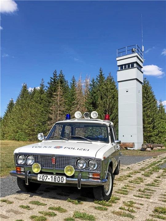„Die Genossen der Volkspolizei haben der neuen Adresse schon mal einen Kontrollbesuch abgestattet“, schreibt der Verein des Grenzmuseums Sorge in den sozialen Netzwerken zu diesem Foto, das den Turm mit einem originalen Volkspolizei-Lada zeigt. Foto: Grenzmuseum