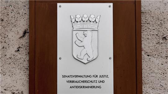 Die Gerichtsvollzieher des Landes Berlin sollen stich- und schusssichere Schutzwesten erhalten. (Symbolbild)