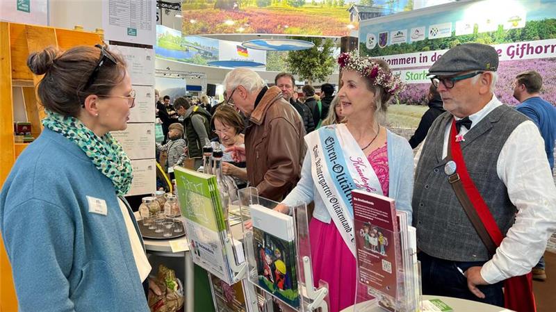Der Harz präsentiert sich auf der Grünen Woche in Berlin Die Geschäftsführerin des Altenauer Kräuterparks, Sandra Lutz (l.) spricht an ihrem Stand mit der Buckower Kräuterfee.