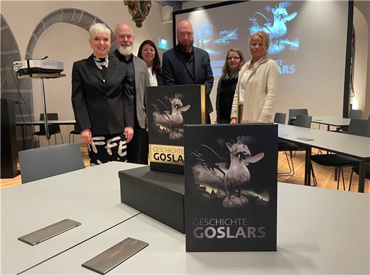 Die „Geschichte Goslars“ wurde anlässlich des 1100. Stadtgeburtstages veröffentlicht. Das Bild zeigt (v. li.) Cora Abler, Thomas Jürgens, Marina Vetter, Dr. Jan Habermann, Marleen Mützlaff und Oberbürgermeisterin Urte Schwerdtner. Archivfoto: Kleine