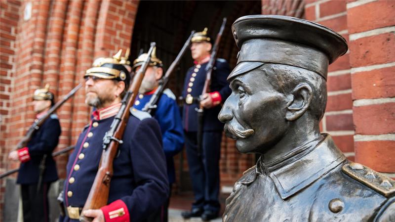 Die GZ und die Falschmeldung vom toten Hauptmann von Köpenick Die Geschichte des Hauptmanns von Köpenick ist deutsches Kulturgut und basiert auf Tatsachen. Eine Skulptur vor dem Köpenicker Rathaus erinnert daran. Der echte "Hauptmann" Wilhelm Voigt verklagte 1913 einen GZ-Redakteur, weil ihm die Berichterstattung nicht passte. Es kam zur Verhandlung am Goslarer Amtsgericht. Doch am Ende musste Voigt fast in den Knast.