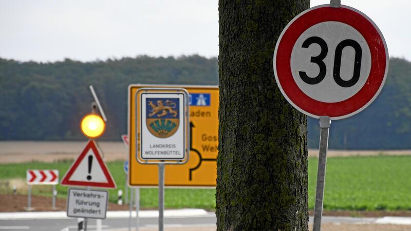 Nach viereinhalb Monaten Bauzeit: Freie Fahrt im Gielder Kreisel Die Geschwindigkeit kurz vor dem Gielder Kreisel ist auf 30 Stundenkilometer reduziert.