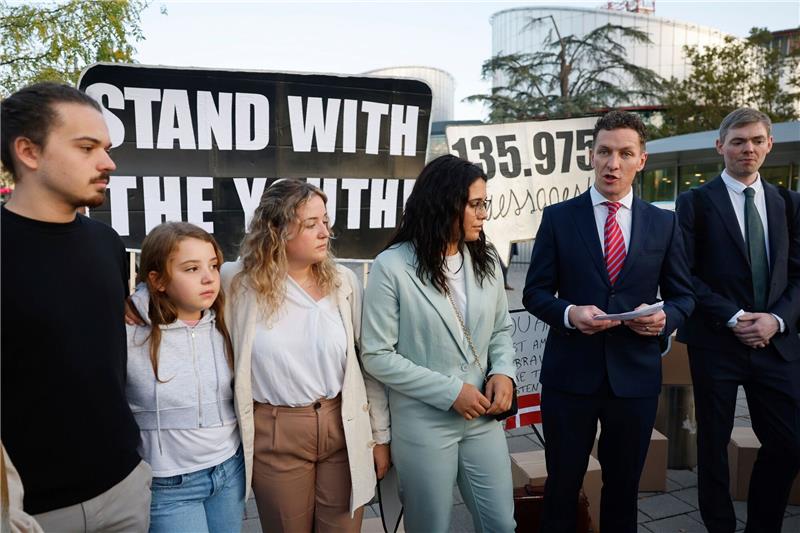 Jugendliche verklagen Staaten auf Klimaschutz Die Geschwister Martim, Mariana und Claudia Agostinho, Catarine Mota und der Anwalt Gearoid o Cuinn (von links) beschuldigen mit Blick auf die Klimakrise 32 europäische Regierungen, ihre Menschenrechte zu verletzen.
