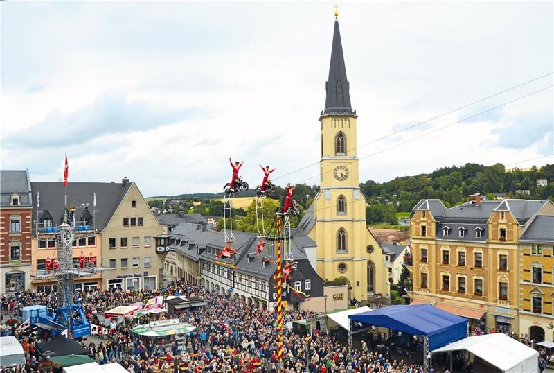 Parkplatznot, Hochseilartisten und ein Bierdorf Die Geschwister Weisheit bei einem Auftritt in Stollberg, sie treten ab dem 6. Juli auf dem Osterfeld auf. Foto: Privat