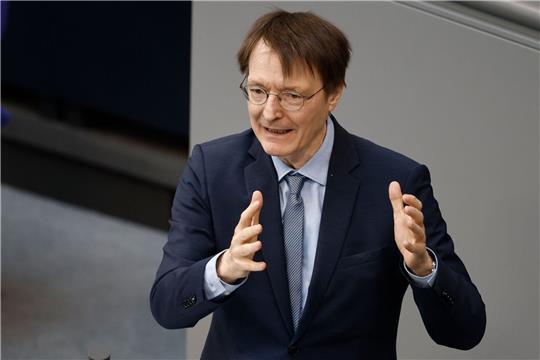Die Gesetzespläne von Bundesgesundheitsminister Karl Lauterbach (SPD) enthalten unter anderem Vorgaben für Sicherheitspuffer bei Fiebersaft & Co.