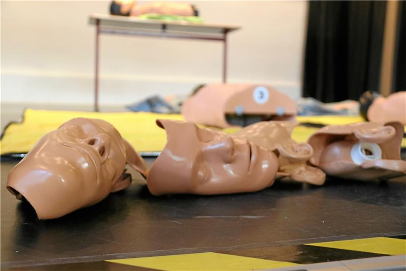 Goslarer Schüler sollen zu Lebensrettern werden Die Gesichter der Puppen können abgezogen werden. Foto: Fricke