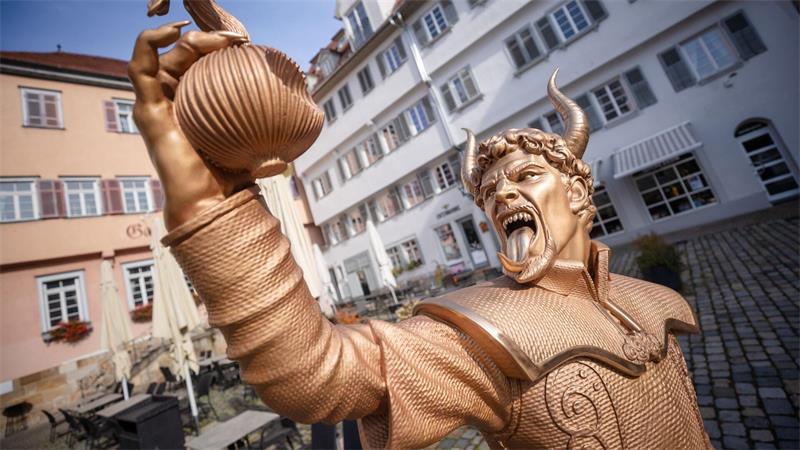Teufel bleibt in Esslingen - wie eine Bronze-Figur spaltet Die Gestalt aus Bronze soll an eine Legende aus der Stadt erinnern.