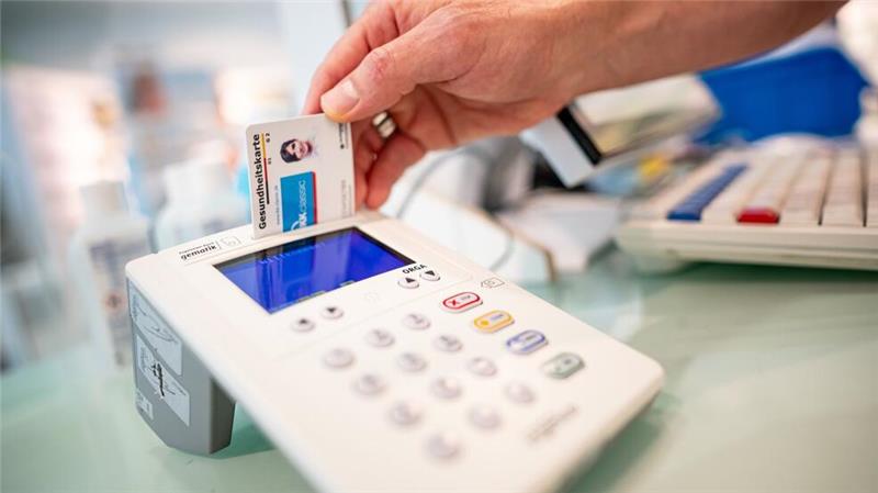 „E-Patientenakte für alle“ - was das für Versicherte heißt Die Gesundheitskarte ist der Türöffner zur elektronischen Patientenakte. Wird sie ins Lesegerät gesteckt, bekommt die Praxis Einblick in Befunde, Arztbriefe und andere Gesundheitsdokumente des Patienten. (Archivbild)