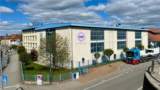 Ein Gebäude ist von außen zu sehen, Sitz einer Firma.