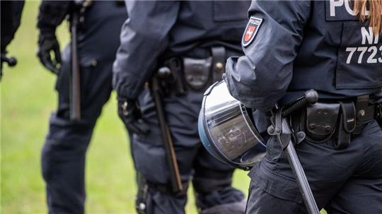 Die Gewalttaten gegen Einsatzkräfte nehmen in Niedersachsen auch in diesem Jahr zu. (Symbolfoto) 