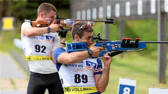 Die Gewehre werden beim Sommerbiathlon nach den Durchgängen am Schießstand abgestellt und nicht mit auf die Laufrunden genommen.
