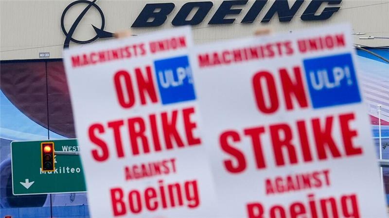 Boeing bietet streikenden Arbeitern 35 Prozent mehr Geld Die Gewerkschaft IAM will am Mittwoch über das Angebot abstimmen lassen. (Archivbild)
