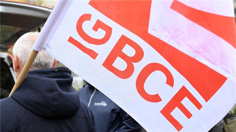 Die Gewerkschaft IG BCE fordert eine Erhöhung der Einkommen für Tarifbeschäftigte und Auszubildende. (Archivbild)