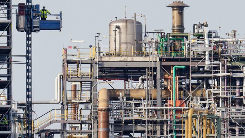 Gewerkschaft erhöht Druck in Chemie-Tarifrunde Die Gewerkschaft IG BCE fordert unter anderem eine Einkommenserhöhung von sieben Prozent.