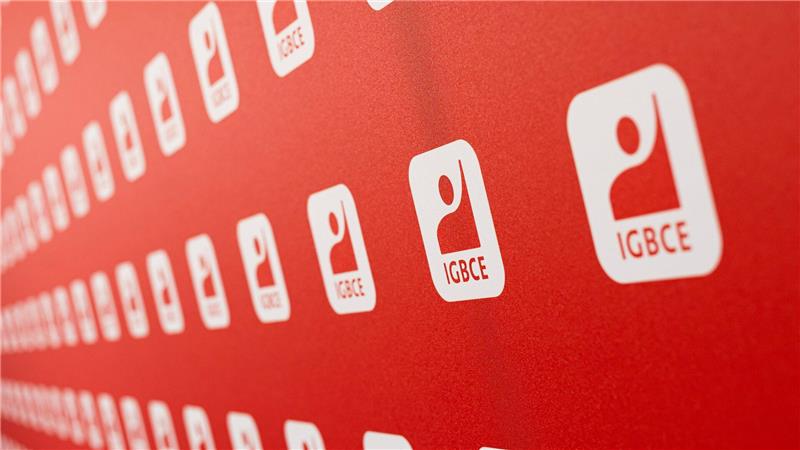 Die Gewerkschaft IG BCE pocht auf verbindliche Regelungen zur Beschäftigungssicherung. (Archivbild)