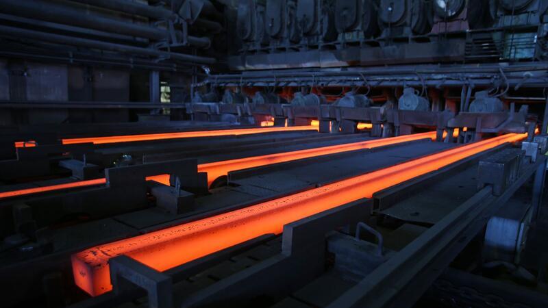 Tarifrunde für Metall- und Elektroindustrie startet Die Gewerkschaft IG Metall fordert für die rund 138.000 Beschäftigten in der norddeutschen Metall- und Elektroindustrie sieben Prozent mehr Geld. Auszubildende sollen 170 Euro mehr bekommen.