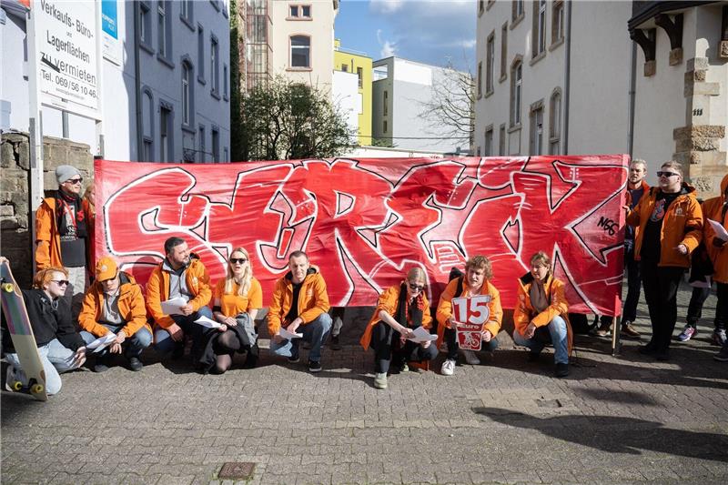 Lieferando-Fahrer streiken in Frankfurt Die Gewerkschaft NGG fordert unter anderem ein 13. Monatsgehalt für Lieferando-Fahrer.