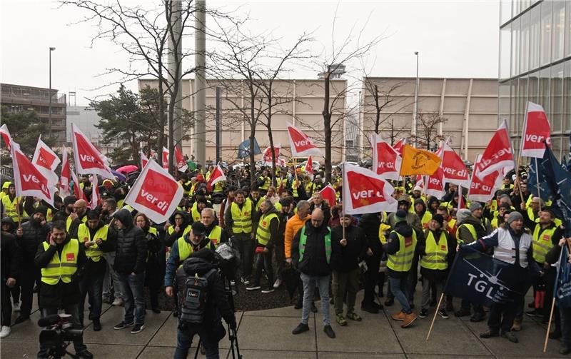 Verdi wertet Warnstreik bei Lufthansa als großen Erfolg Die Gewerkschaft Verdi hat das Bodenpersonal der Lufthansa zu einem ganztägigen Warnstreik aufgerufen.