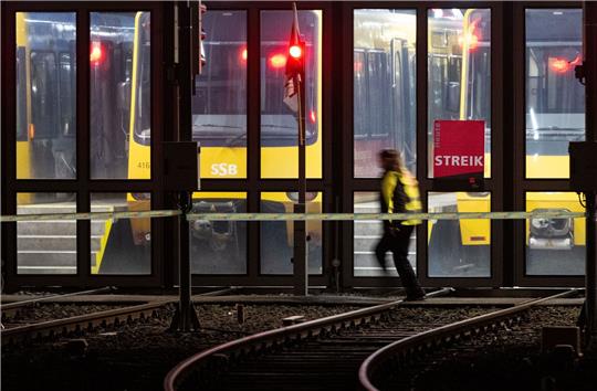 Die Gewerkschaft Verdi hat für Freitag ganztägige Warnstreiks im öffentlichen Personennahverkehr in fast allen Bundesländern angekündigt.