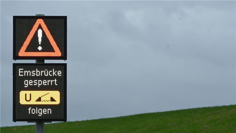 Die Gewerkschaft Verdi ruft für Dienstag zu Warnstreiks der Straßenaufsicht auf - die Jann-Berghaus-Brücke über die Ems wird gesperrt. (Archivbild)