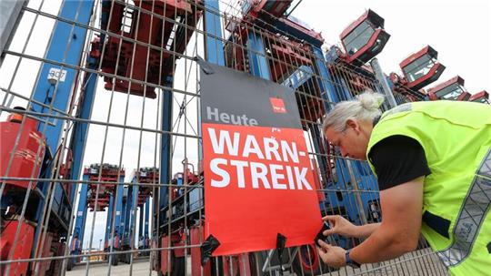Die Gewerkschaft Verdi verlangt für die Beschäftigten bei einer Laufzeit des Tarifvertrags von zwölf Monaten unter anderem eine Erhöhung der Stundenlöhne um drei Euro rückwirkend zum 1. Juni.