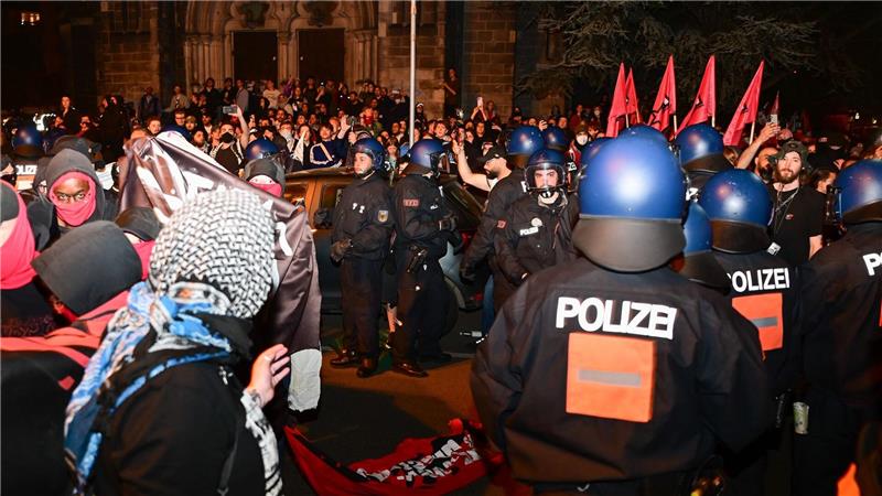 Die Gewerkschaft der Polizei spricht nach der Demonstration am Abend des 1. Mai in Berlin-Kreuzberg von einer gemischten Bilanz. 
