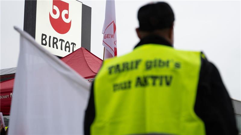 Warnstreik legt Dönerspieß-Produktion zeitweise lahm Die Gewerkschaft fordert ein Einstiegsgehalt von 3.000 Euro.