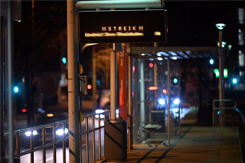 Warnstreik im Öffentlichen Dienst in mehreren Bundesländern Die Gewerkschaften Verdi und Komba haben die Beschäftigten von Bund und Kommunen in mehreren Städten und Kreisen Nordrhein-Westfalens zu Warnstreiks aufgerufen.
