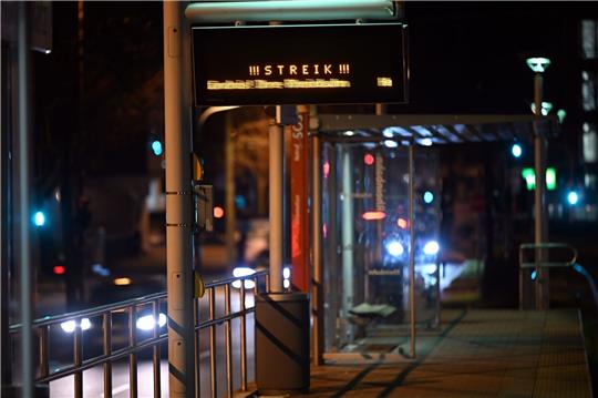Die Gewerkschaften Verdi und Komba haben die Beschäftigten von Bund und Kommunen in mehreren Städten und Kreisen Nordrhein-Westfalens zu Warnstreiks aufgerufen.