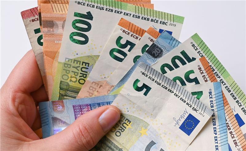 Gewerkschaften stellen Tarifforderungen für die Länder auf Die Gewerkschaften fordern 10,5 Prozent mehr Einkommen, mindestens aber 500 Euro mehr für die rund 1,1 Millionen Tarifbeschäftigten der Länder.