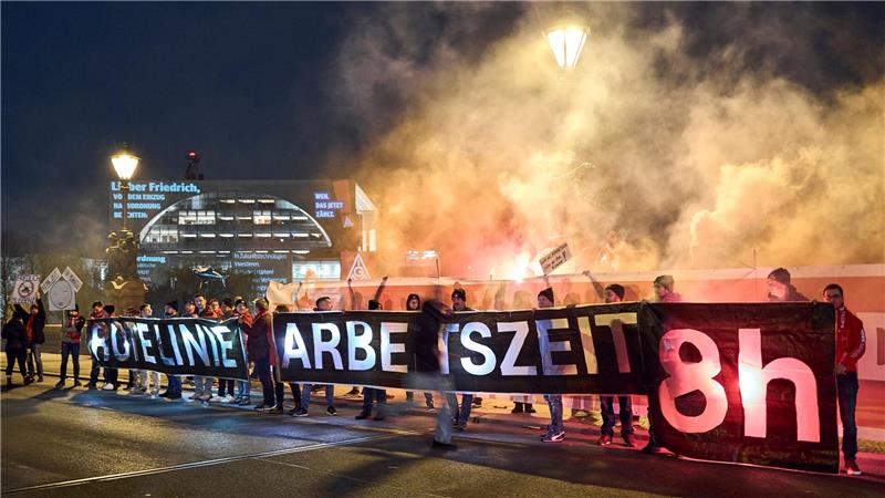 Die Gewerkschaften lehnen die Abkehr vom Acht-Stunden-Tag ab - eine Studie fasst die Gegenargumente zusammen. (Archivbild)