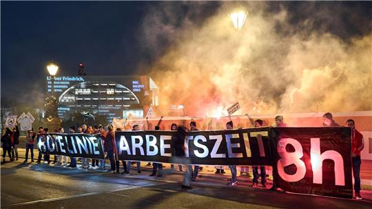 Die Gewerkschaften lehnen die Abkehr vom Acht-Stunden-Tag ab - eine Studie fasst die Gegenargumente zusammen. (Archivbild)