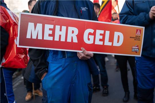 Die Gewerkschaften ringen um kürzere Arbeitszeiten und deutlich mehr Geld.