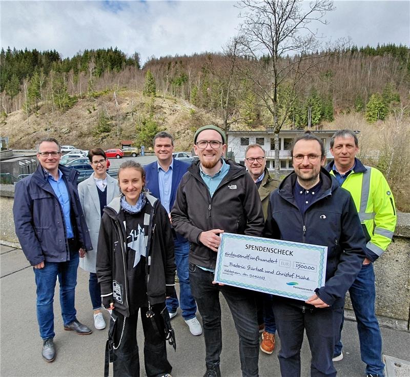 Wie das künftige Café Okerterrasse Gäste anlocken soll Die Gewinner Christof Mühe (vorn re.) und Frederic Stürtzel mit Magali Gomez (vorn li.) aus Schulenberg, die einen Sonderpreis erhielt, mit den HWW-Geschäftsführern Hendrik Rösch (li.) und Lars Schmidt (3. v. re.) sowie Tourismuschefin Carola Schmidt, Landrat Alexander Saipa (4. v. li.) und Talsperrenmeister Michael Himstedt. Foto: Kleine