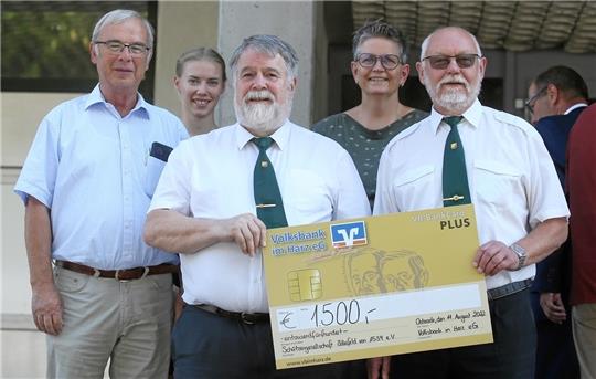 Die Gewinner beim Stern des Sports in Bronze: Die Schützengesellschaft Zellerfeld (v.) mit Teilen der Jury.  Foto: Oppermann