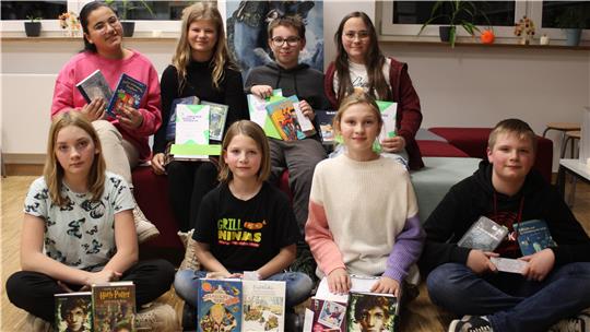 Die Gewinner des Wettbewerbs: (oben v.l.) Maria Albalkhi (6a), Emelie Stötzel (6c), Jayden Rusack (6b), Matilda Heuck (6b), (unten v.l.) Larissa Schapp (6d), Luisa Brauner (6d), Alina Tuttass (6a), Liam Mochmann (6c).