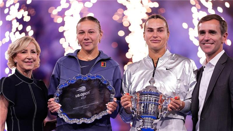 Die Gewinnerin im US-Open-Endspiel, Aryna Sabalenka (2.v.r), und die Zweitplatzierte Amanda Anisimova halten ihre Trophäen in der Hand.
