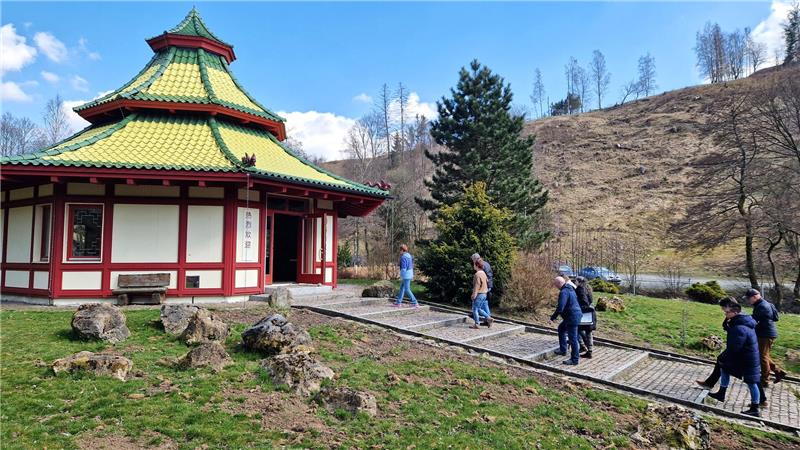Wildschweine und Trockenheit erschweren Mitarbeitern die Arbeit Die Gewürzpagode ist ein Highlight im Kräuterpark. Hier und da machen sich aber noch die Wildschweinschäden bemerkbar.